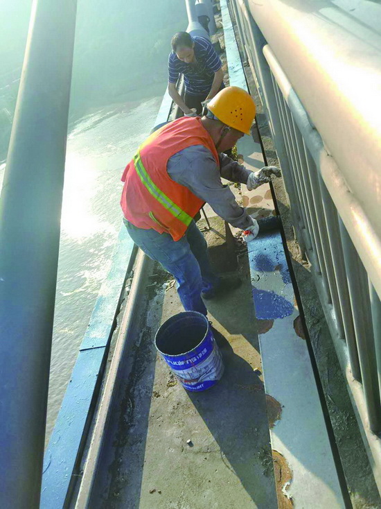 涪陵4座大橋橋架除銹上漆完工，城市基礎設施煥新顏